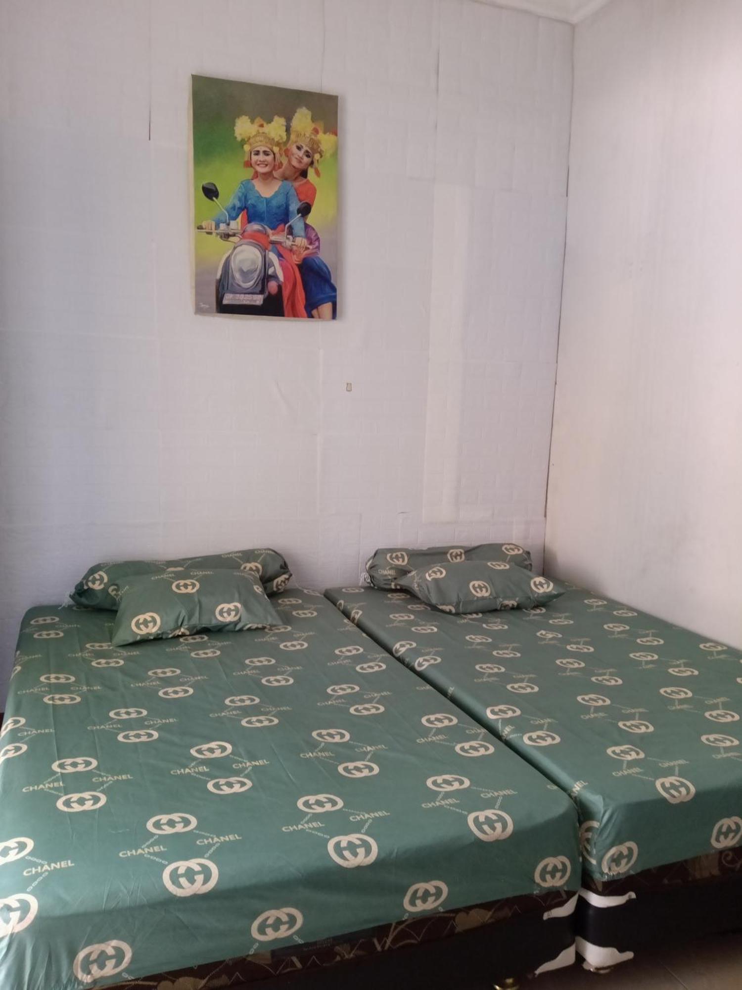 Отель Kost Backpacker Сидоарджо Экстерьер фото